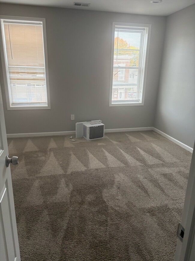 Building Photo - 636 E 29th St