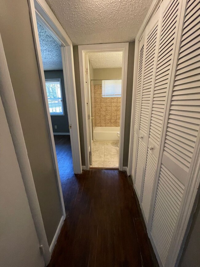 Building Photo - LOOKING FOR IMMEDIATE MOVE IN!  Cozy 2 bed...