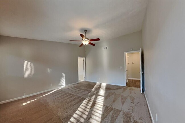 Building Photo - 645 Paris Dr