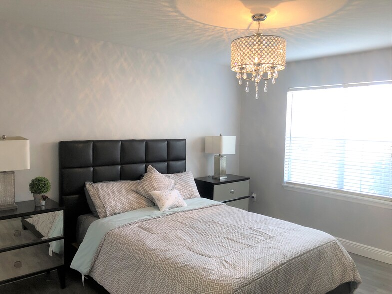 Bedroom with Plush queen-size bed for maximum comfort - 7350 Westpointe Blvd