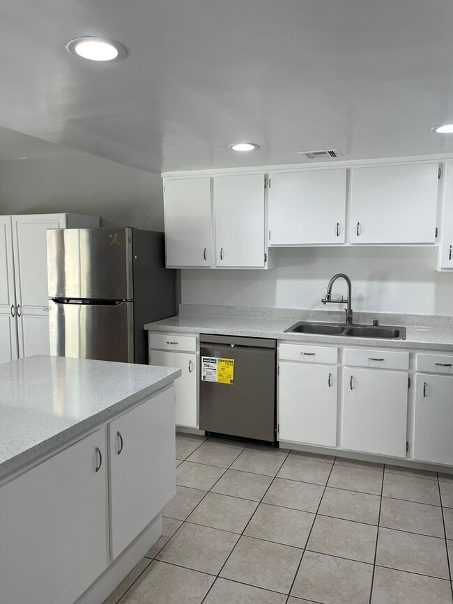 Building Photo - Conveniently located home featuring 2 main bedrooms!