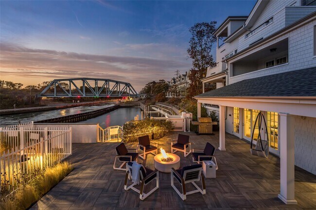Building Photo - 65 Old Boathouse Lane S