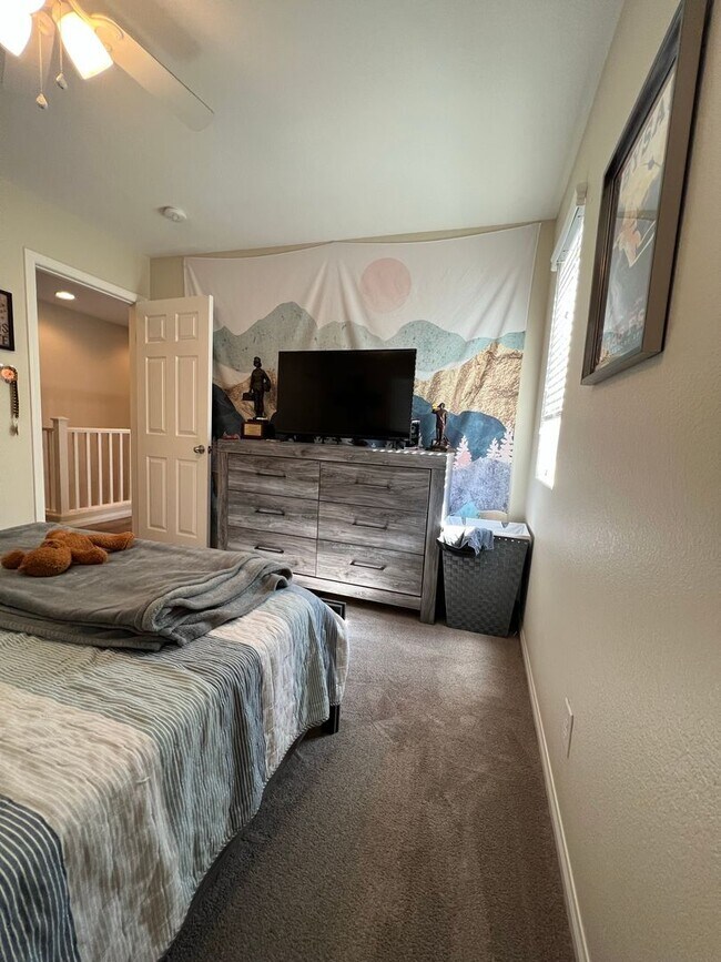 Building Photo - ABSOLUTELY AMAZING! Large 4 bedroom 2 stor...