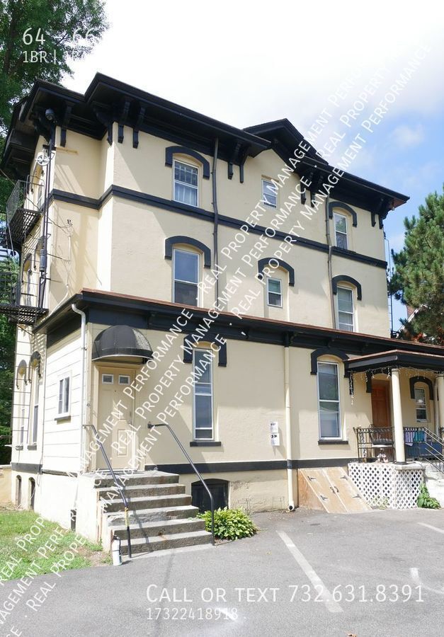 Building Photo - 2nd Floor Huge 1 BR 1 BA in Historic Old B...