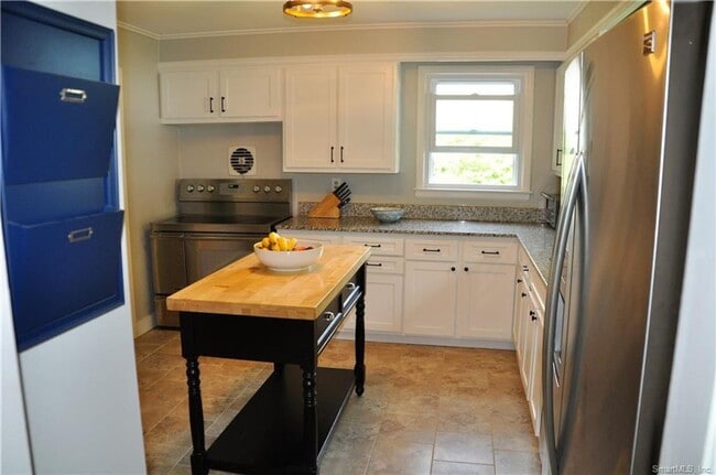 Building Photo - Lovely 3 Bedroom 2 Bathroom Single Family Home In Desirable West Hartford