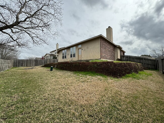 Building Photo - Enjoy living in this single story 3 bedroom+office that has a closet so it could be a 4th bedroom...