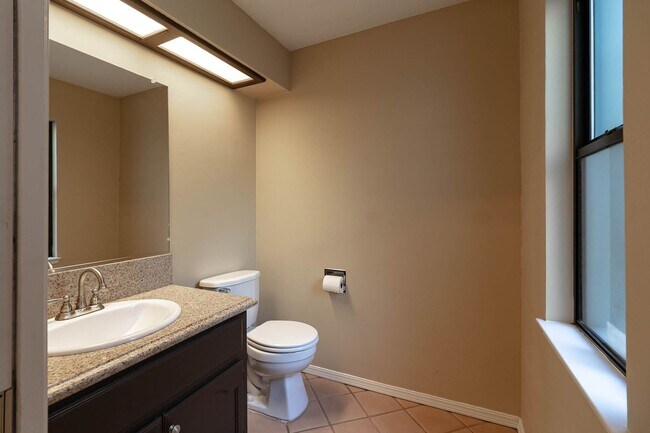 Building Photo - Two story home located near major shopping and restaurants!