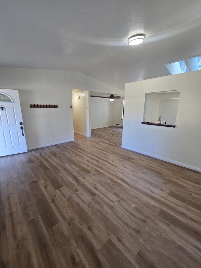 Building Photo - 581 Malibu Dr SE