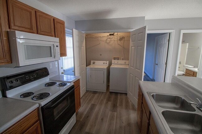 Building Photo - 2533 Northampton Dr