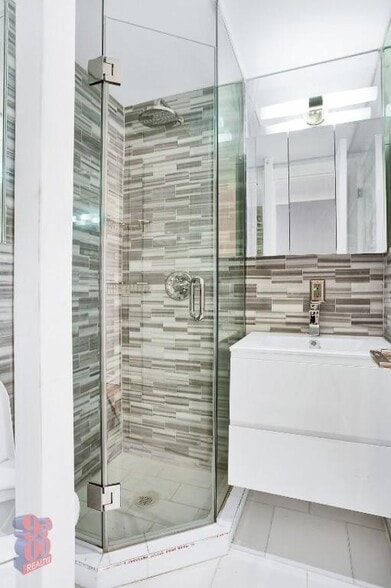 Building Photo - 2100 2nd Ave