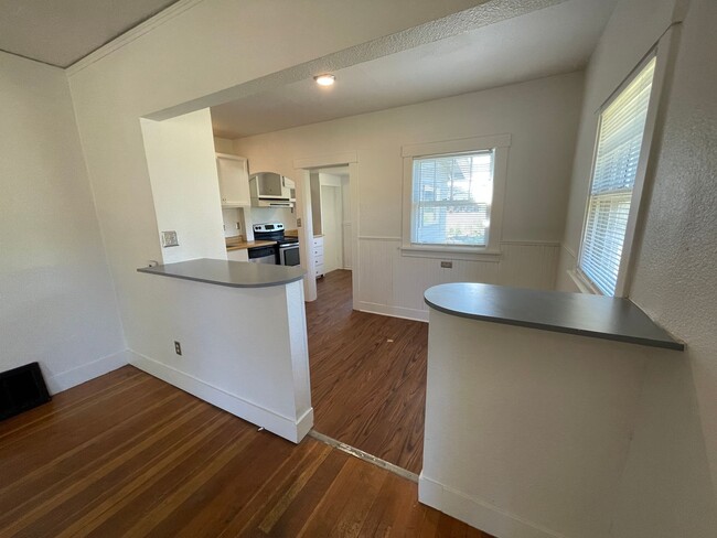 Building Photo - Sweet + vintage little 1br/1ba House in th...