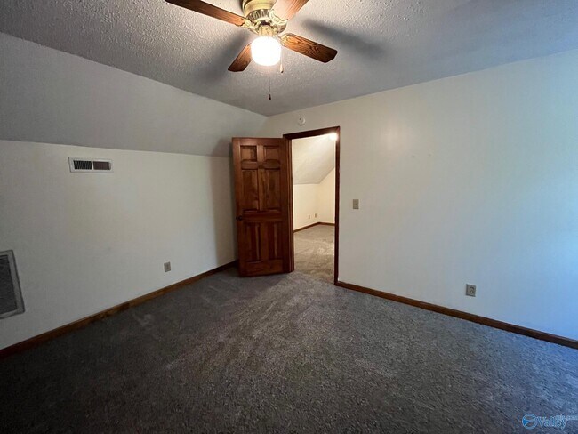 Building Photo - 2122 Indian Hills Rd NE