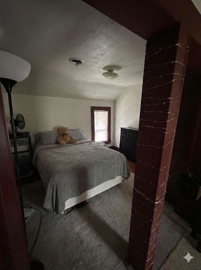 Building Photo - Awesome 3 bedroom 1 bath - available for June 1st close to UWEC!