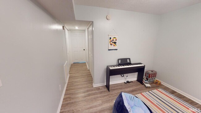Building Photo - 733 E Sherwood Hills Dr