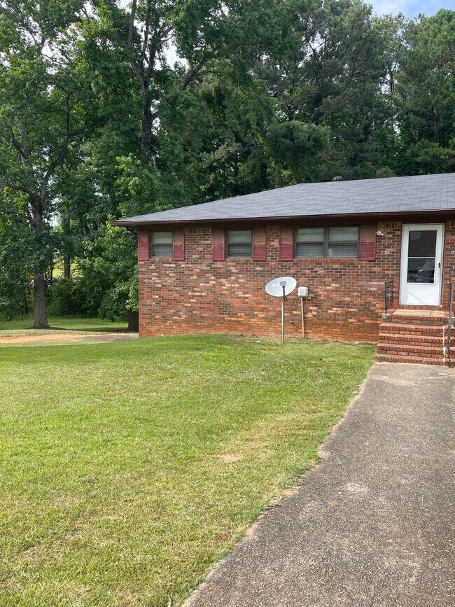 Building Photo - Duplex in Douglasville