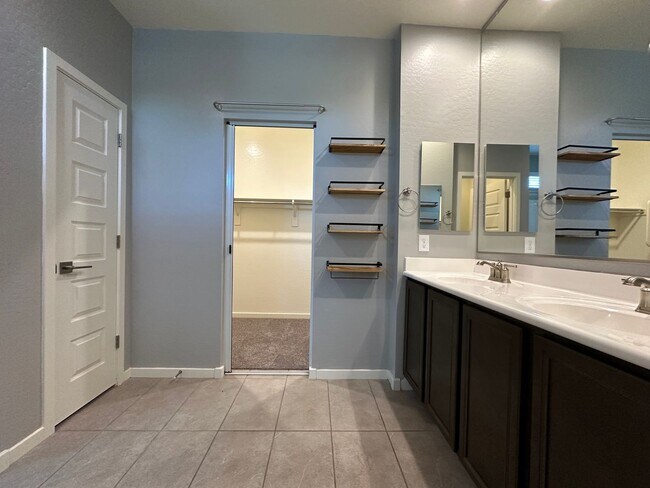 Building Photo - Single Level Home with Split Floor Plan, D...