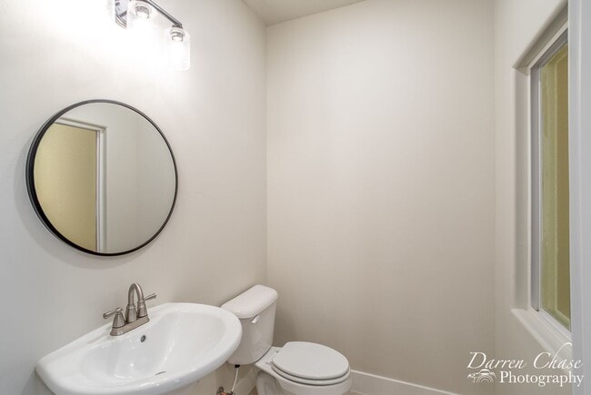 Building Photo - 4 bedroom, 2.5 bathroom townhome in Hurricane!