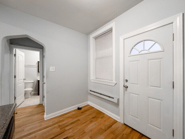 Building Photo - 4424 N Wolcott Ave