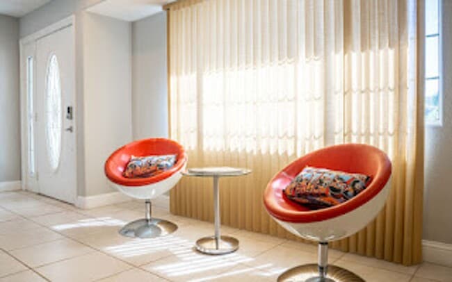 Building Photo - Racquet Club West, FURNISHED, Seasonal OR Long Term