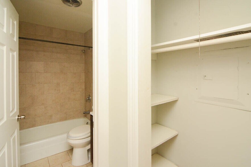 Building Photo - 448 W Barry