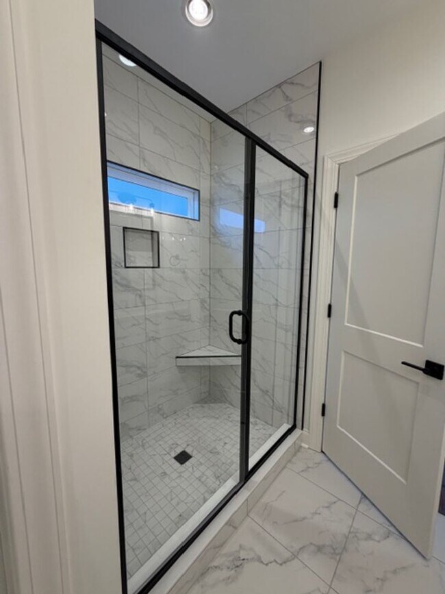 Building Photo - Maryville 37803 - 4 bedroom 3.5 bath - call Ed Johnson 865-924-5045