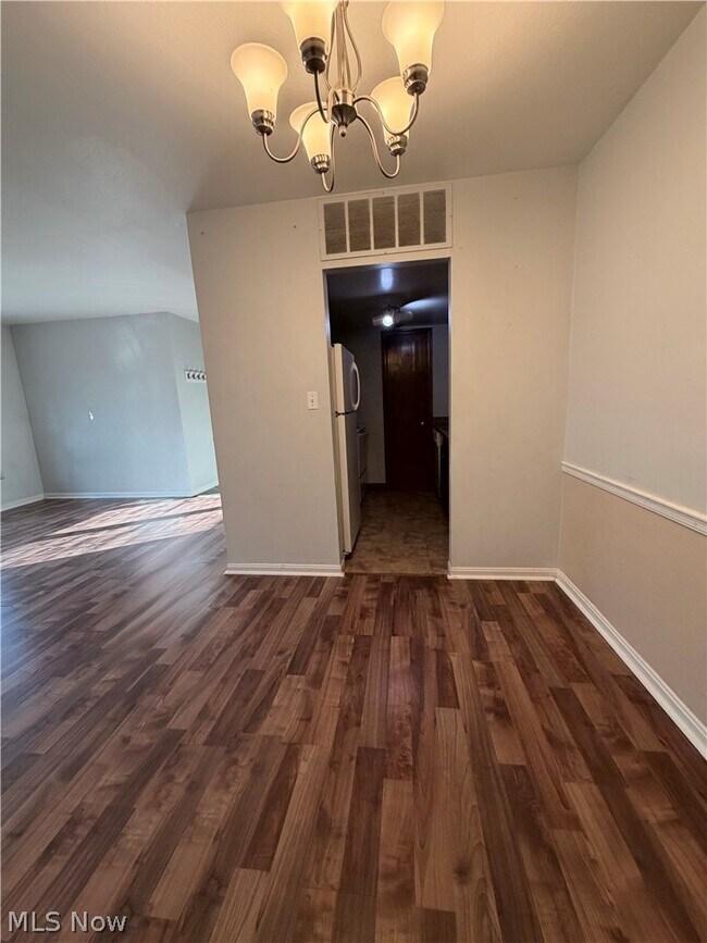 Building Photo - 6910 Carriage Hill Dr
