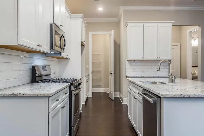 Building Photo - 611 N Main St