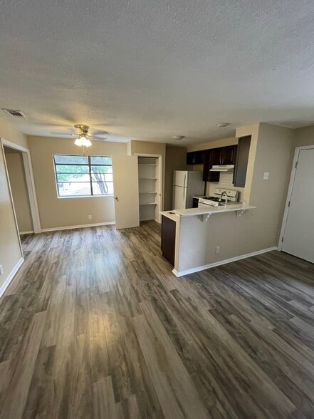 Building Photo - 501 Algerita Dr