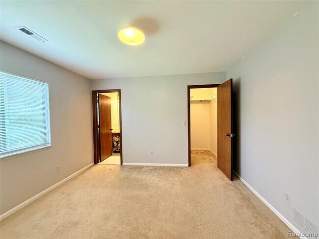 Building Photo - 1550 Meadowside Dr