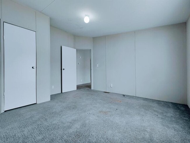 Building Photo - 220 Sunshine Dr