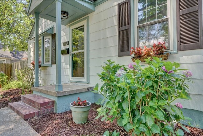 Building Photo - Charming Cape Cod Home - Detached Garage - Pet Friendly!