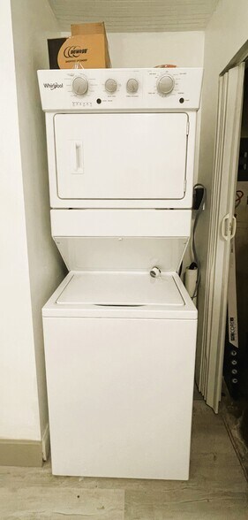 unit comes with washer/dryer - 2643 Dalton Ave