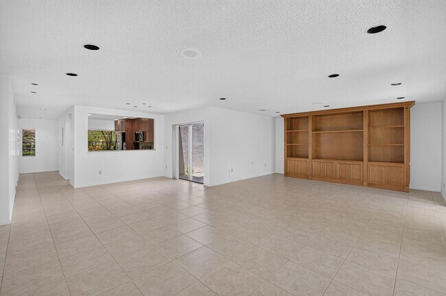 Building Photo - 9264 Vista Del Lago