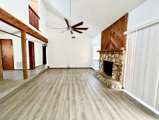 Building Photo - MOVE IN NOW! 4x3 Screened in pool home!!! ...