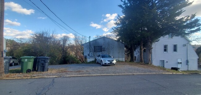 Building Photo - 806 Price St