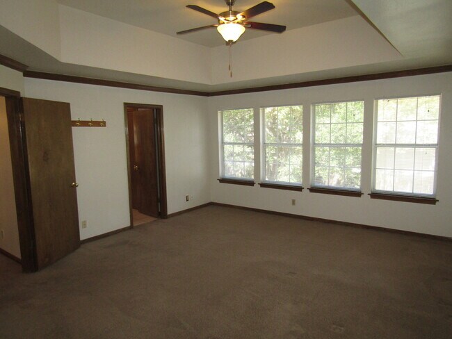 Building Photo - 6106 John Chisum Ln