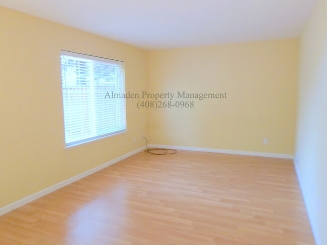 Building Photo - Great Location! Two Story Townhome in Berr...