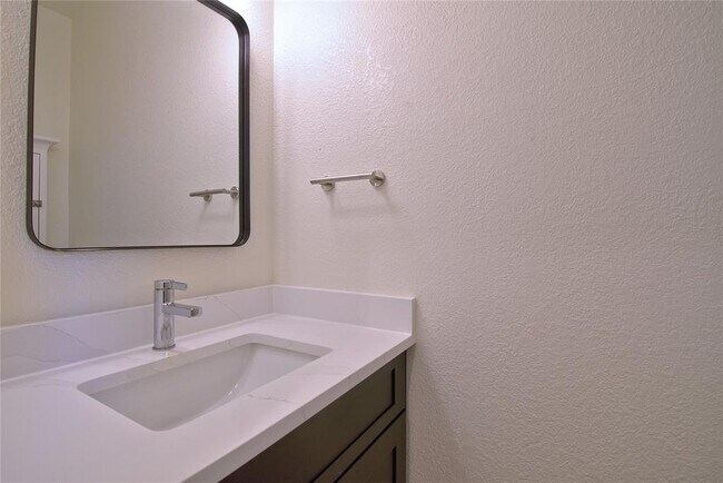 Building Photo - 2423 Falcon Dr