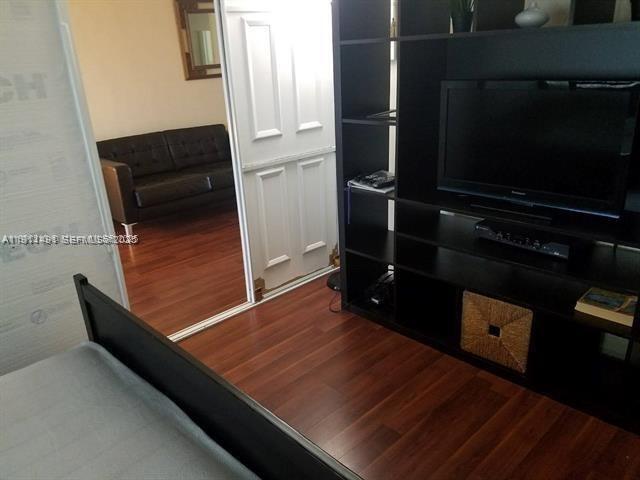 Building Photo - 1430 NE 170th St