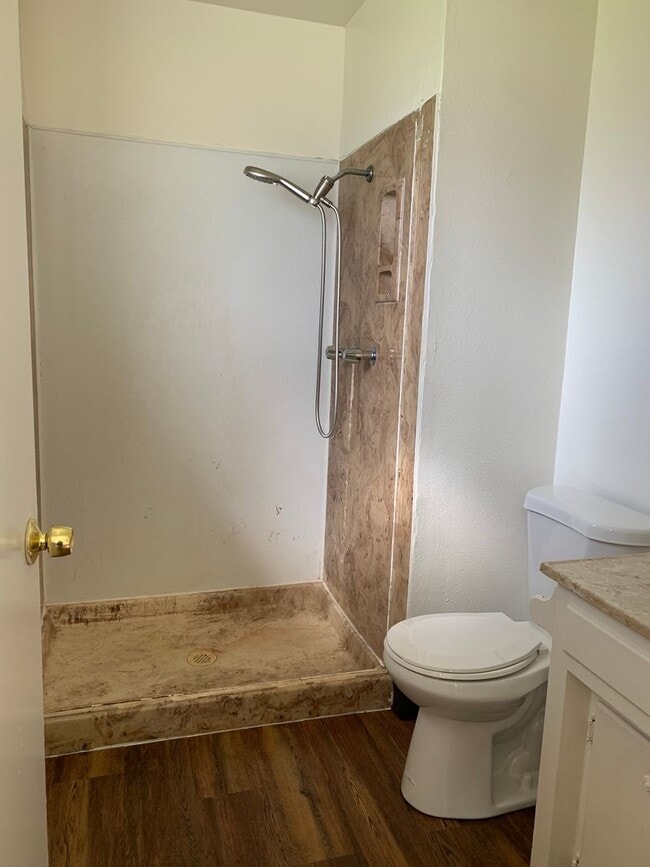 Building Photo - 3 bed 2 bath