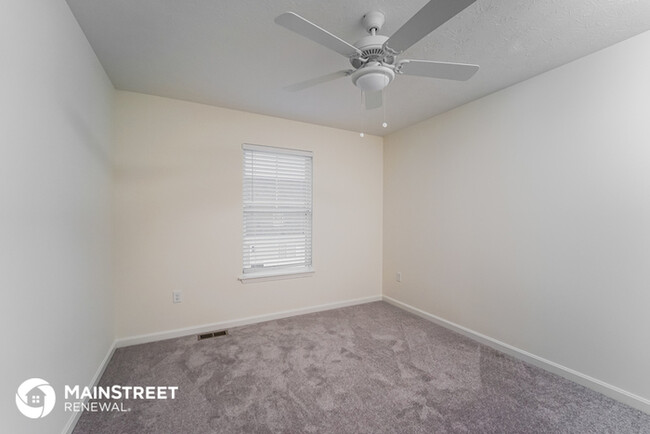 Building Photo - Town Home Available For Immediate Move In!