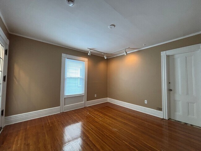Building Photo - 27 Vick Park B