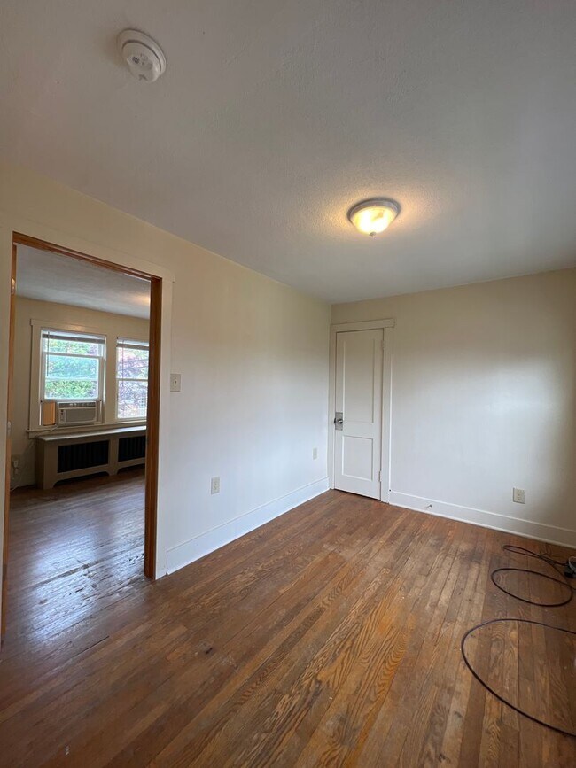 Building Photo - Flexible move in date! Two Bedroom apartme...