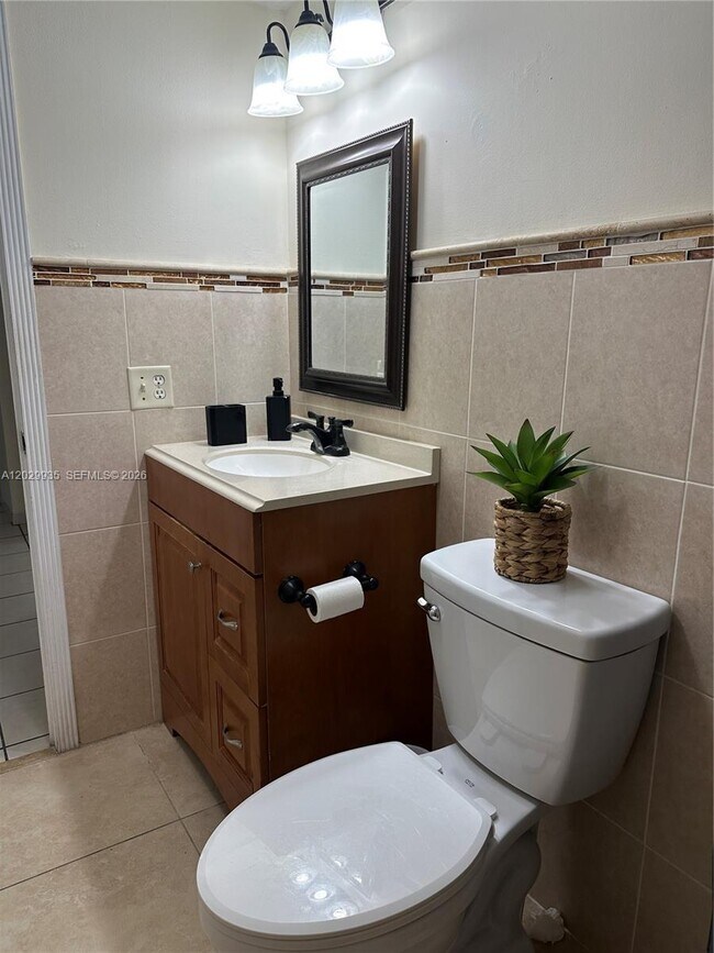 Building Photo - 1075 W 68th St