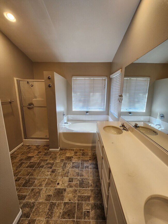 Building Photo - 4 Bedroom House in Eastlake - Championship Classics Community
