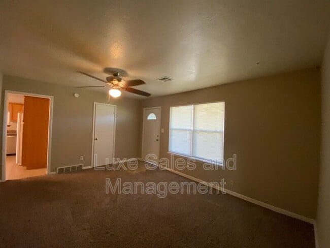 Building Photo - 406 W Douglas Dr