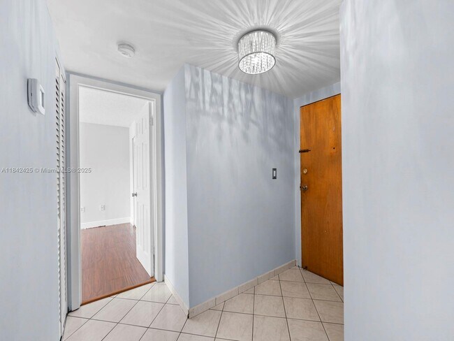 Building Photo - 1820 W 53rd St