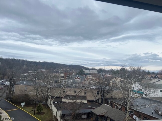 Building Photo - 530 Valley Rd