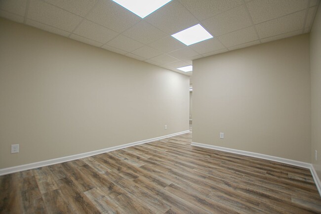 Building Photo - Pet Friendly One Bedroom!