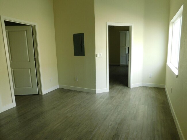 Building Photo - 113 G St